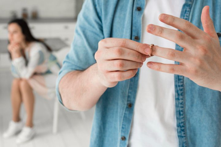 4 Ciri Suami Selingkuh Tapi Masih Sayang Istri dan Cara Menghadapinya