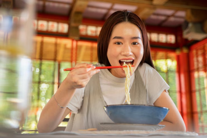 5 Manfaat Kesehatan Makan Pakai Sumpit