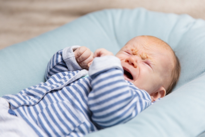 Bayi Sering Berkeringat, Wajarkah? Ini Penjelasan Dokter