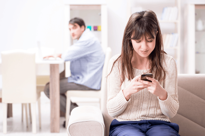7 Tanda Istri Memikirkan Pria Lain, Bukan Sekadar Curiga!