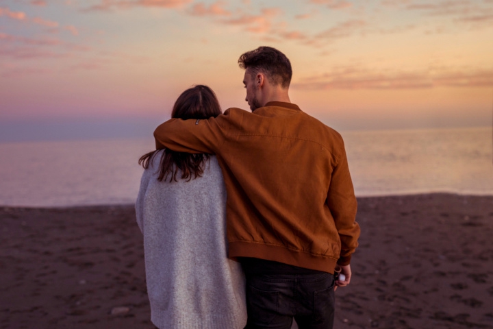 5 Arti Mimpi Dipeluk dari Belakang oleh Orang yang Dikenal