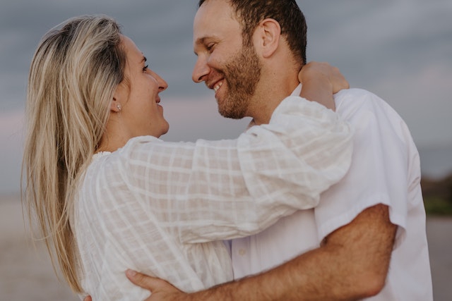 30 Ucapan Happy Wedding Anniversary Romantis untuk Pasangan