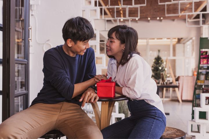 Bukan Cuma Romantis, Ini 7 Inspirasi Kado untuk Suami yang Bermanfaat