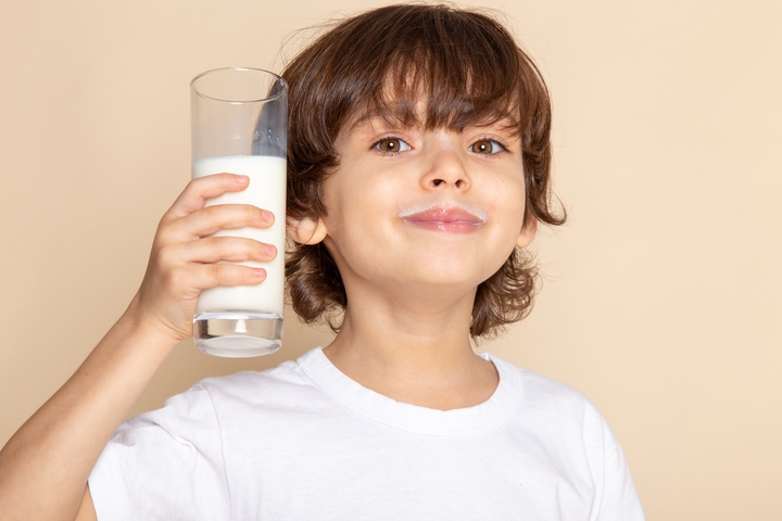 10 Manfaat Minum Susu Sapi Segar untuk Anak