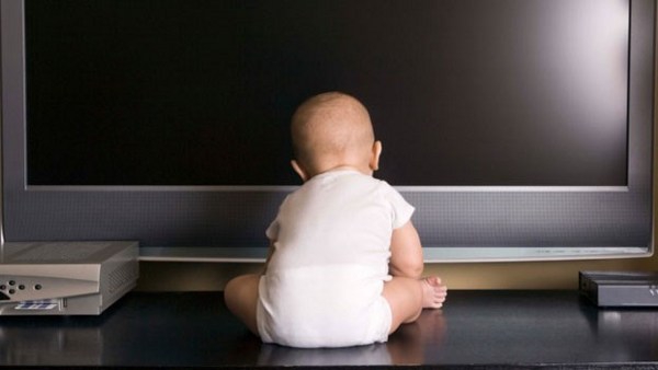 Jangan Biarkan Bayi Menonton Televisi!