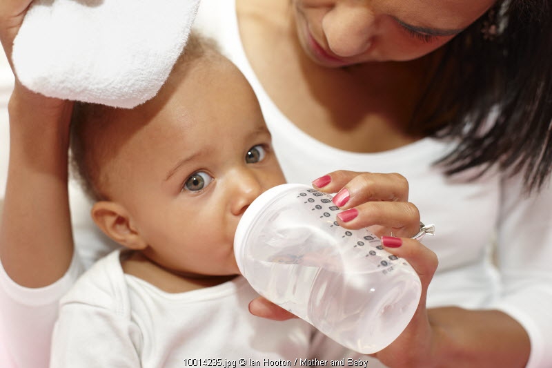 Apakah Bayi 3 Bulan Boleh Diberi Minum Air?