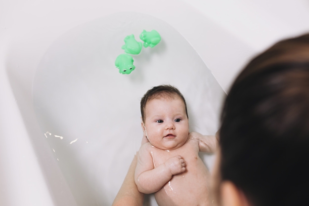 Memandikan Bayi Baru Lahir, Mudah Kok Moms!