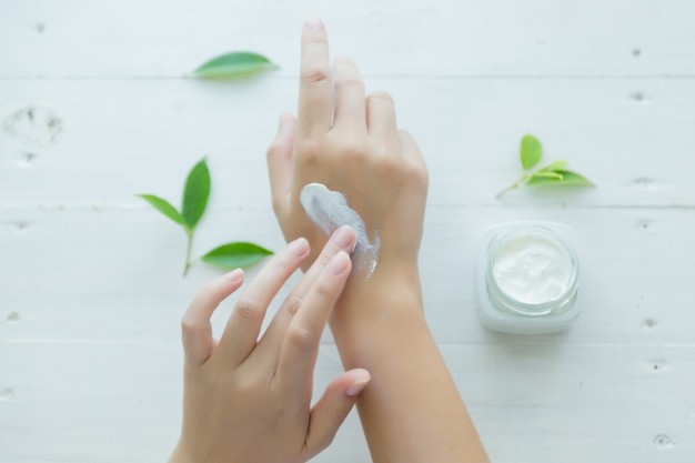10 Rekomendasi Hand Cream Terbaik Untuk Tangan Lembut Dan Lembap