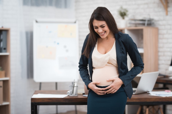 Cara mengetahui kehamilan dengan memegang perut