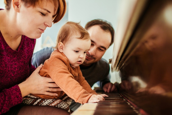 Kenalkan Bayi pada Musik yuk, Moms! Ini Manfaatnya