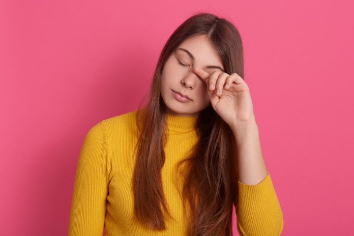 Malas Membersihkan Makeup Mata? Ini Bahayanya!