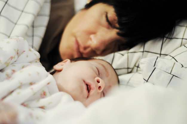 Moms, Ini Bahayanya Bayi Tidur Bersama Orang Tua!