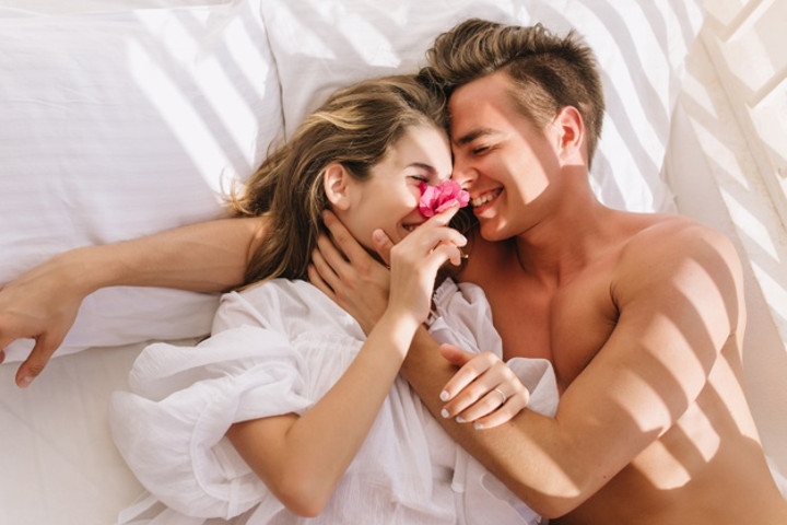 Manfaat Pillow Talk bagi Hubungan Suami Istri