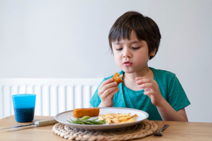 Balita Tidak Suka Makan Ikan? Siasati dengan 5 Tips ini