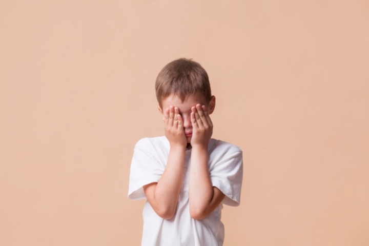 Tips Mengasuh Anak yang Memiliki Kepribadian Sensitif