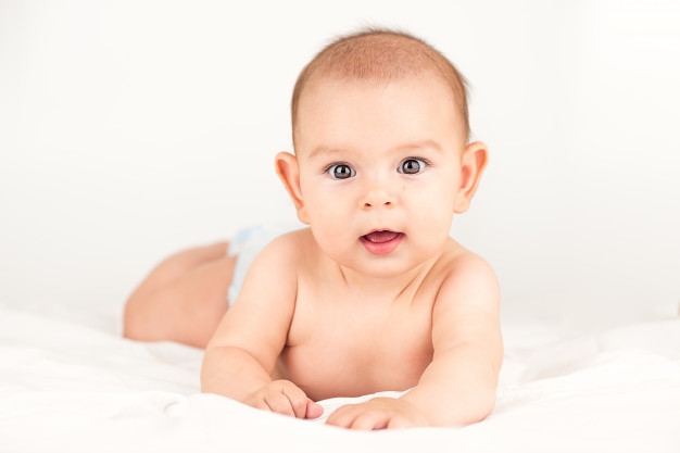 6 Langkah Mudah Bantu Moms Mencukur Rambut Bayi