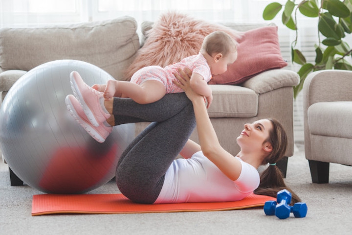 Ide Olahraga Bersama Bayi di Rumah saat Pandemi Corona
