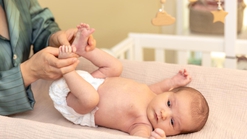Popok Bayi Rekomendasi Dokter, Ini Kriteria dan Cara Memilihnya