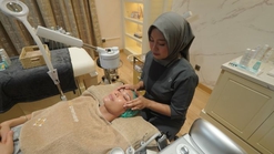 Demi Menyenangkan Istri, Regi Datau Buatkan Happy Facial Room Impian Ayu Dewi di Rumah