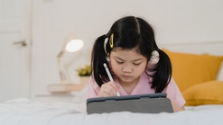 Mata Anak Lelah Karena Sering Main HP, Ini yang Perlu Moms Tahu!