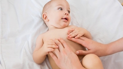 Selain Atasi Kembung, Ini Manfaat Pijat ILU "I Love You" untuk Bayi