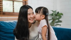 Komunikasi Ibu dan Anak yang Tepat untuk Karakter Kuat Si Kecil