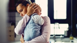 Bayi Jatuh dari Kasur? Ini yang Harus Segera Dilakukan, Moms