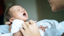 Bayi Sering Menangis di Sore Hari? Ini Penyebab dan Cara Menenangkannya