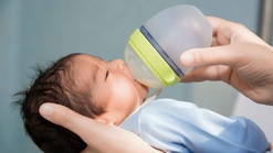 Bayi Gumoh tapi Minta Nyusu Terus? Ini Penyebabnya, Moms