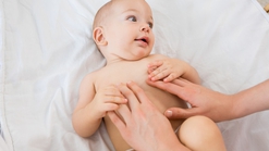 Ciri-Ciri dan Cara Mencegah Keringat Buntet pada Bayi