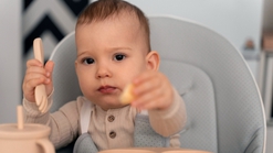 Tekstur MPASI Bayi 8 Bulan yang Benar dan Cara Memberikannya