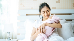 Moms Wajib Tahu:&nbsp;Cara Menggendong Bayi Baru Lahir dengan Aman