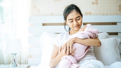 Di Balik Momen Menyusui yang Mengharukan, Ada Ibu Baru yang Kerap Kewalahan