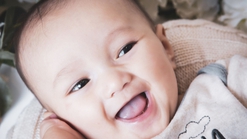 Gusi Bayi Putih, Normalkah? Ini Penyebab dan Cara Mengatasinya
