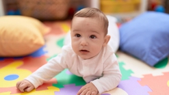 12 Stimulasi Bayi 5 Bulan untuk Melatih Motorik dan Kognitif