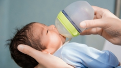 Cup Feeder Bayi, Ketahui Manfaat dan Cara Pakainya!