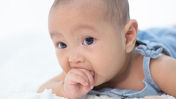 Fase Oral Bayi, Saat Si Kecil Senang Memasukkan Benda ke Mulut