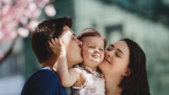 Mengenal Attachment Style Parenting yang Membuat Si Kecil "Lengket" dengan Orang Tuanya