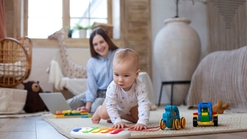 7 Manfaat Bermain Sensory Play untuk Bayi