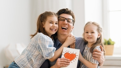 Punya Anak Perempuan Bisa Membuat Ayah Hidup Lebih Lama? Ini Kata Penelitian