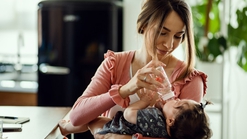 Kapan Bayi Boleh Minum Air Putih?