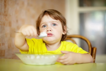 4 Tips Melatih Anak Makan Sendiri