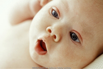 Waspadai Bercak Putih di Mulut Bayi