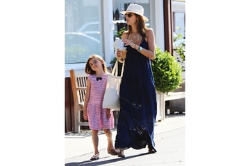 Gaya Santai Alessandra Ambrosio & Anja  