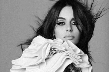 Nicole Trunfio Berpose Sambil Menyusui Si Kecil