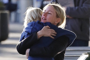 Naomi Watts Sedih Tinggalkan Anak-anak