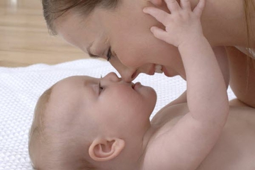 Bayi Takut Berpisah Dari Ibunya 