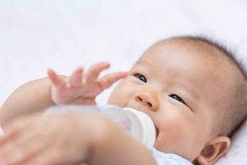 Moms, Batasi Si Kecil Ngedot di Malam Hari