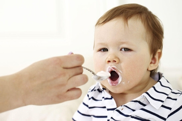 Inilah 4 Tanda Bayi Siap Makan