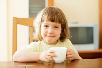 Si Kecil Suka Minum Teh Manis? Waspadai Risikonya, Moms